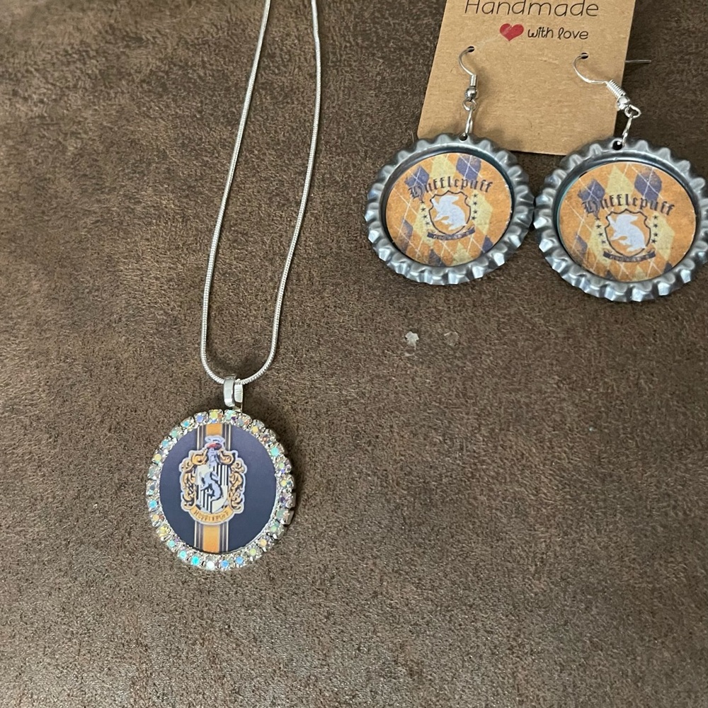 Hufflepuff jewlery set